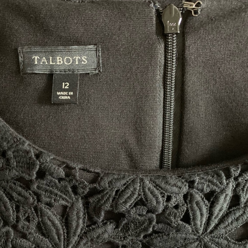 Black dress with embroidered lace detail - Picture 5 of 6